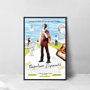 Op de afbeelding: Een filmposter voor de film "Napoleon Dynamite" met een cartoontekening van het hoofdpersonage Napoleon Dynamite, die in het midden van de poster staat. De poster is geplaatst tegen een blauwe lucht met witte wolken. De tekst "He's out to prove he's got nothing to prove." staat bovenaan de poster. De tekst "Napoleon Dynamite" staat in grote, vetgedrukte letters onderaan de poster. De tekst "It's gonna be a dynamite summer in theaters only" staat onder de titel. De tekst "www.foxsearchlight.com" staat onderaan de poster.