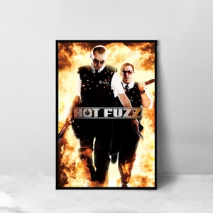 Może przedstawiać: Plakat filmowy do filmu "Hot Fuzz" przedstawiający dwóch policjantów w mundurach, jeden z pistoletem, stojących przed ognistym tłem.