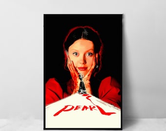 Può includere: Un poster del film "Pearl" con una donna con le mani rosse e un vestito rosso. La donna guarda lo spettatore con un sorriso. La parola "Pearl" è scritta in rosso su uno sfondo bianco.