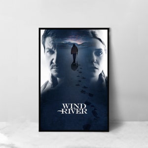 Puede incluir: Un póster de película para la película "Wind River" que presenta un primer plano de las caras de dos personas, un hombre y una mujer, con la silueta de una persona caminando en la distancia. El fondo es un paisaje nevado con huellas.