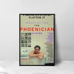 Puede incluir: Un póster de película enmarcado para "The Phoenician Scheme" con Benicio Del Toro. El póster incluye el título de la película, el elenco y los créditos del equipo, con el lema "Si algo se interpone en tu camino: Aplástalo."