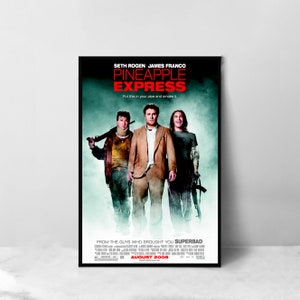 Könnte beinhalten: Filmplakat für die Komödie Pineapple Express mit Seth Rogen, James Franco und Danny McBride. Das Plakat hat einen schwarzen Hintergrund mit rotem Text, der "Pineapple Express" und "Put this in your pipe and smoke it." lautet. Das Plakat enthält auch den Slogan "From the guys who brought you Superbad" und das Erscheinungsdatum "August 2008."