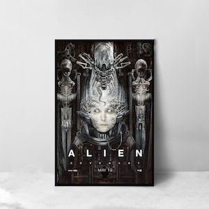 Könnte beinhalten: Ein Schwarzweiß-Poster für den Film "Alien: Covenant". Das Poster zeigt eine Nahaufnahme eines Frauen Gesichts mit einer außerirdischen Kreatur dahinter. Der Text "Alien: Covenant" befindet sich am unteren Rand des Posters.