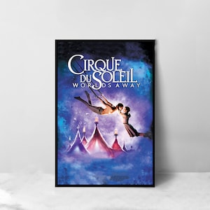 Puede incluir: Un póster para el espectáculo "Worlds Away" del Cirque du Soleil. El póster presenta una pareja en el aire, besándose, sobre un fondo de cielo morado y azul con estrellas. La pareja está suspendida de un trapecio, y la mujer lleva un vestido largo y fluido. El póster también presenta una gran carpa colorida en el fondo.
