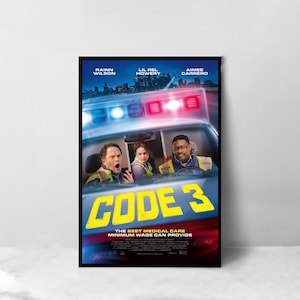 Puede incluir: Un póster enmarcado de la película "Code 3" con Rainn Wilson, Lil Rel Howery y Aimee Carrero. El póster muestra un vehículo médico con luces intermitentes y tres personas dentro. El título "CODE 3" está en letras amarillas grandes.