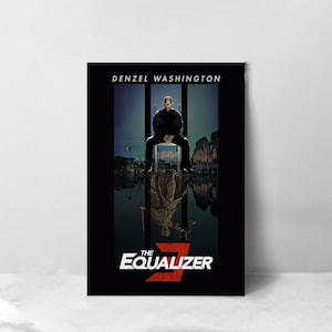 Puede incluir: Un póster de película para "The Equalizer 3" con Denzel Washington sentado en una silla frente a una ciudad. El póster tiene un fondo negro con texto rojo y un reflejo de Denzel Washington en el agua.