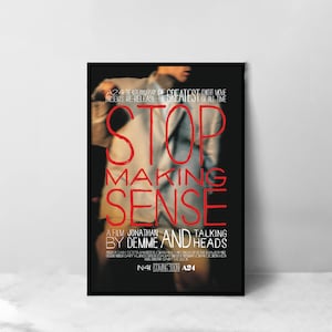 Könnte beinhalten: Ein Schwarzweiß-Poster mit rotem Text, der "Stop Making Sense" lautet und ein verschwommenes Bild einer Person zeigt. Das Poster ist für einen Film von Jonathan Demme und Talking Heads. Der Text enthält auch "A24" und "N41 Demnächst".