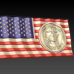 Può includere: Un'intaglio in legno della bandiera americana con l'emblema dei Marines degli Stati Uniti. La bandiera presenta strisce rosse e bianche, un campo blu con stelle dorate e un emblema dorato con testo.