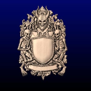 Op de afbeelding: Een decoratief metalen wapenschild met een leeg schild, twee skeletfiguren die het schild flankeren en een gehelmde helm bovenaan.