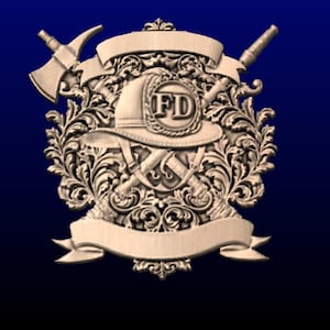 Peut inclure: Une plaque en bois décorative avec un casque de pompier, des haches croisées et une bannière avec les lettres "FD" au centre. La plaque est entourée de motifs floraux ornés.