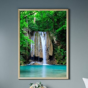 Póster NATURALEZA - Bosque y Cascada Premium, Laguna Azul, Decoración Zen y Relajación, Decoración del Hogar u Oficina, En 7 Formatos