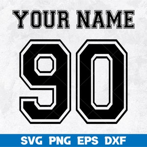 Könnte beinhalten: Schwarzweißgrafik der Nummer 90 in einer Schriftart im Varsity-Stil. Der Text "YOUR NAME" befindet sich über der Nummer. Der Text "SVG PNG EPS DXF" befindet sich unter der Nummer.