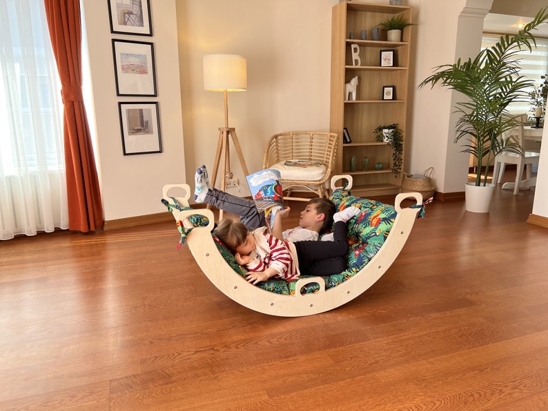 Balançoire en bois pour bébé, tout-petit et enfant avec oreillers en option image 2