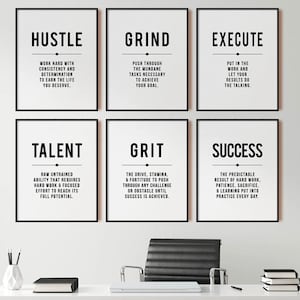 Puede incluir: Seis carteles motivacionales enmarcados en negro con fondo blanco y texto negro. Los carteles presentan las palabras "Hustle", "Grind", "Execute", "Talent", "Grit" y "Success" con definiciones debajo de cada palabra.