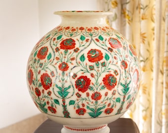 Luxury marble vase. Vase of 100 roses. Luxury Masterpiece. Jarrón de marmol de lujo.