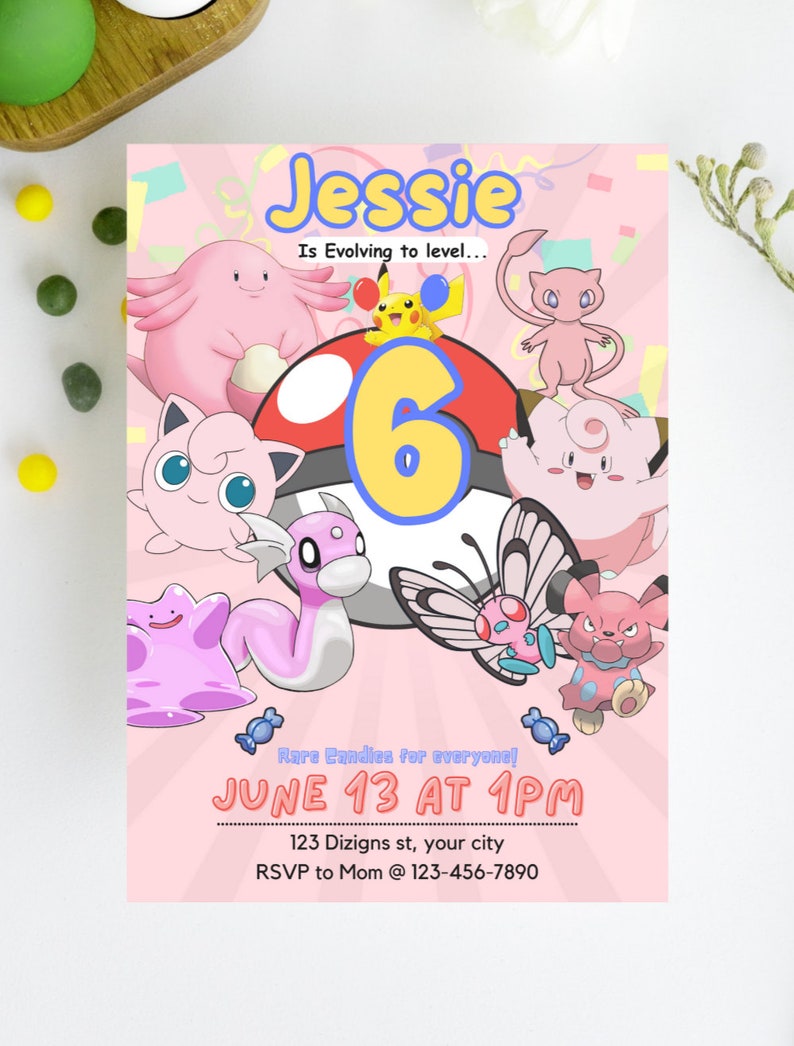 Pu&ograve; includere: Un invito di compleanno rosa e blu con un'immagine di un personaggio di Pokemon disegnato in stile cartone animato. L'invito dice "Jessie is Evolving to level... 6" e "Rare Candies for everyone! June 13 at 1 PM".