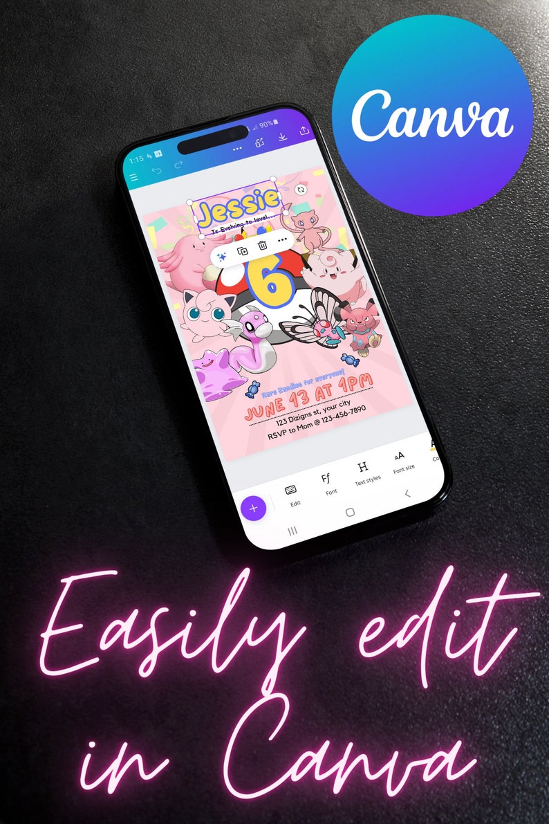 Pu&ograve; includere: Un invito digitale rosa e bianco con un'immagine di un personaggio di Pokemon disegnato. L'invito &egrave; per una festa di compleanno di 6 anni per una ragazza di nome Jessie. Il testo sull'invito recita: "Jessie sta salendo di livello... 6! Caramelle rare per tutti! 13 giugno alle 13:00 123 Dizigns st, la tua citt&agrave; RSVP a mamma al 123-456-7890".