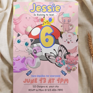 Pu&ograve; includere: Un invito rosa e bianco con un tema di personaggi dei cartoni animati. L'invito dice "Jessie is Evolving to level... 6" e "Rare Candies for everyone! June 13 at 1PM". L'invito include anche l'indirizzo "123 Dizigns st, your city" e le informazioni RSVP "RSVP to Mom @ 123-456-7890".