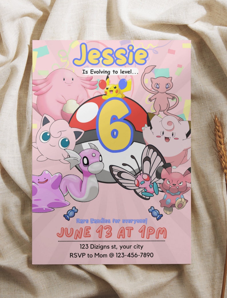 Pu&ograve; includere: Un invito rosa e bianco con un tema di personaggi dei cartoni animati. L'invito dice "Jessie is Evolving to level... 6" e "Rare Candies for everyone! June 13 at 1PM". L'invito include anche l'indirizzo "123 Dizigns st, your city" e le informazioni RSVP "RSVP to Mom @ 123-456-7890".