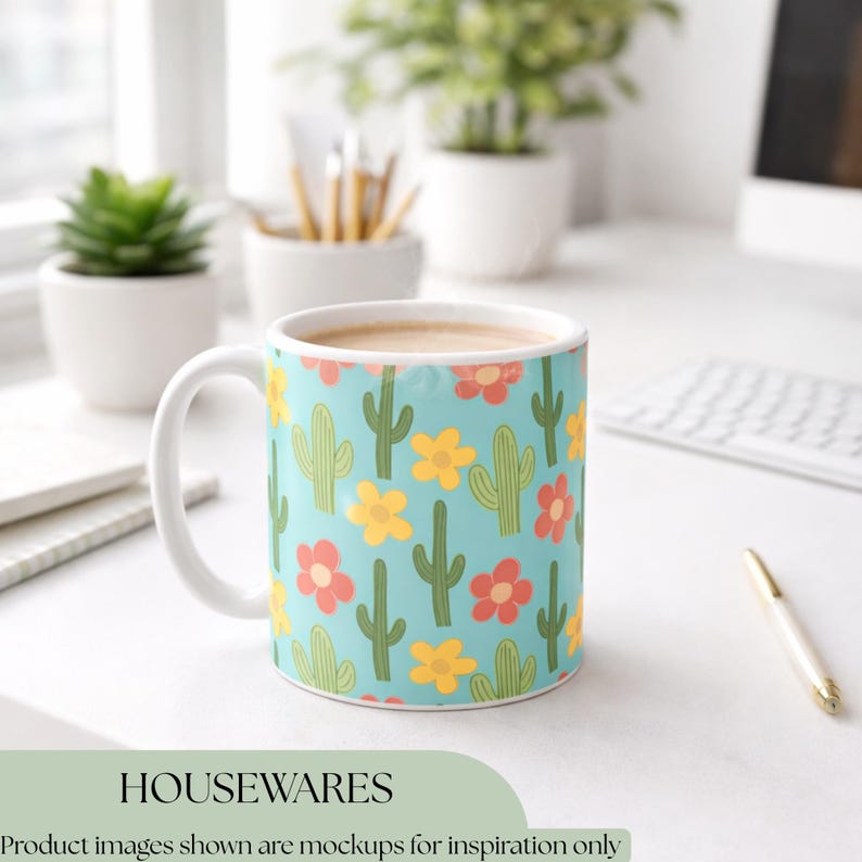 K&ouml;nnte beinhalten: Eine wei&szlig;e Keramiktasse gef&uuml;llt mit einem hellbraunen Getr&auml;nk. Die Tasse hat einen t&uuml;rkisfarbenen Hintergrund mit einem Muster aus gelben, roten und gr&uuml;nen Kakteen und Blumen. Das Wort "HOUSEWARES" steht unten.