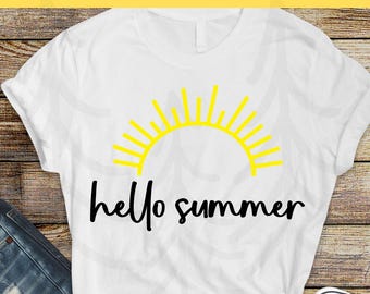 Pode incluir: Camiseta branca com um desenho de sol amarelo e as palavras "hello summer" em escrita preta. A frase "DIGITAL DOWNLOAD" está no topo. A camiseta é parcialmente visível, com um par de jeans e um tênis na moldura.