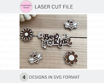 Könnte beinhalten: Vier lasergeschnittene SVG-Designs mit einer Biene, Blumen und dem Text "Bee Kind". Die Designs sind auf einem Holzgrund.
