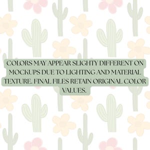 K&ouml;nnte beinhalten: Ein sich wiederholendes Muster aus hellgr&uuml;nen Kakteen, gelben und rosa Blumen auf wei&szlig;em Hintergrund. Das Bild enth&auml;lt den Text: "COLORS MAY APPEAR SLIGHTLY DIFFERENT ON MOCKUPS DUE TO LIGHTING AND MATERIAL TEXTURE. FINAL FILES RETAIN ORIGINAL COLOR VALUES."