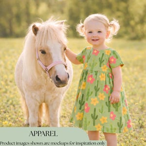 K&ouml;nnte beinhalten: Ein junges Kind in einem gr&uuml;nen Kleid mit Kaktus- und Blumenmuster steht neben einem kleinen, cremefarbenen Pony mit rosa Halfter. Das Wort "APPAREL" befindet sich am unteren Rand des Bildes.