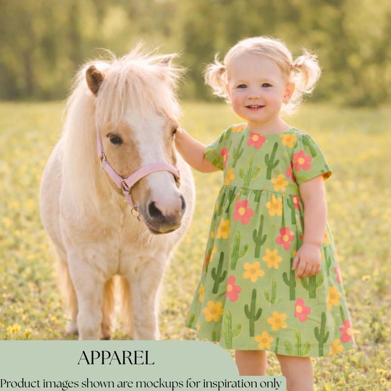 K&ouml;nnte beinhalten: Ein junges Kind in einem gr&uuml;nen Kleid mit Kaktus- und Blumenmuster steht neben einem kleinen, cremefarbenen Pony mit rosa Halfter. Das Wort "APPAREL" befindet sich am unteren Rand des Bildes.