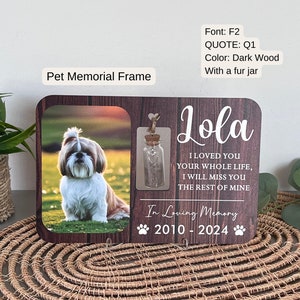 Könnte beinhalten: Ein dunkler Holzrahmen für ein Haustier-Gedenkbild mit einem Foto eines weißen Hundes und einem kleinen Glasgefäß mit einem Herz-Anhänger. Der Rahmen trägt den Text "Lola" und "Ich habe dich dein ganzes Leben lang geliebt, ich werde dich für den Rest meines Lebens vermissen" und "In liebevoller Erinnerung 2010-2024".