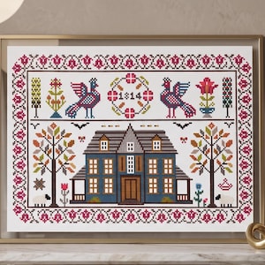 Peut inclure: Une œuvre d'art au point de croix dans un cadre doré. Le motif représente une maison bleue avec une porte marron, flanquée d'arbres et d'oiseaux. La bordure supérieure comprend l'année "1814" et des motifs floraux et d'oiseaux. La palette de couleurs comprend le bleu, le rouge, le vert et le marron.