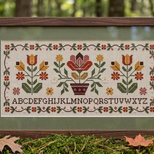 Korsstygnsmönster med blommotiv från folkkonst, alfabetsmönster PDF direktnedladdning
