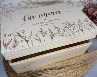 Könnte beinhalten: Eine Holzkiste mit Deckel, graviert mit den Worten "für immer" und "Elena & Daniel 10. Mai 2025". Der Deckel ist mit einem floralen Design verziert.