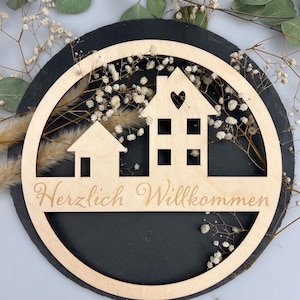 Holzschild Türkranz Herzlich Willkommen, Holzring Willkommensschild, Haustürdekoration, Herzlich Willkommen mit Häuserfront