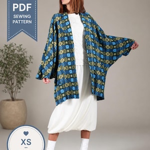 Puede incluir: Un patrón de costura en PDF para una chaqueta estilo kimono abierta con un estampado floral geométrico repetitivo en tonos azul, verde y amarillo. La prenda tiene mangas anchas y un corte holgado, presentada sobre una blusa y falda blancas.
