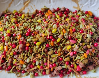 Könnte beinhalten: Eine Schüssel mit bunten indischen Snack-Mix mit Fenchelsamen, Süßigkeiten und anderen Zutaten.
