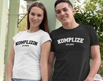 T-Shirt Komplize und Komplizin | Pärchen Shirt mit Datum | Personalisiertes Geschenk zum Jahrestag | Valentinstag | Partnerlook