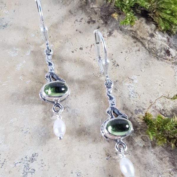 Kolczyki zdobione srebrem 925 z peridotem i perłą barokową