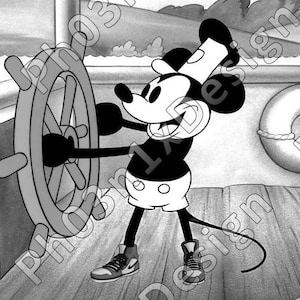 Puede incluir: Imagen en blanco y negro de dibujos animados de Mickey Mouse vestido de marinero, dirigiendo el timón de un barco. Lleva un gorro de marinero, una camisa blanca y negra, pantalones cortos blancos y zapatos negros.