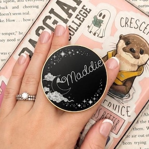 Suporte de metal personalizado com nome para e-reader | Acessório Kindle Kobo personalizado com gravação a laser de lua e estrelas | Suporte celestial para celular | Presente para leitor(a) apaixonado(a) por livros