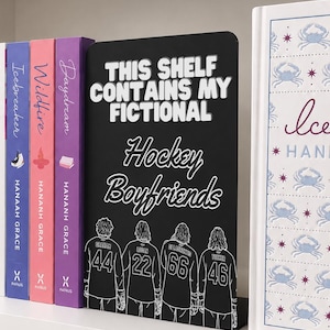 Briar U Boys Metall-Bücherregalschild als Buchstütze | Von Campus-Fans inspirierte Bücher-Deko | Hockey-Romantik-Geschenkidee mit Lasergravur