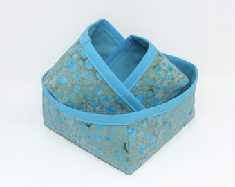 Set van mini nestbare stoffen manden in blauw turkoois grijs en groene batik