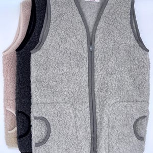Gilet lungo in lana per adulti, realizzato in 100% lana merino proveniente dall&#39;Europa. Pelo in lana d&#39;agnello con effetto teddy.