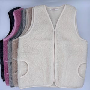 Gilet in lana per adulti realizzato al 100% in lana merino proveniente dall&#39;Europa, fatto a mano ed ecologico. Pelo in lana d&#39;agnello con effetto teddy.