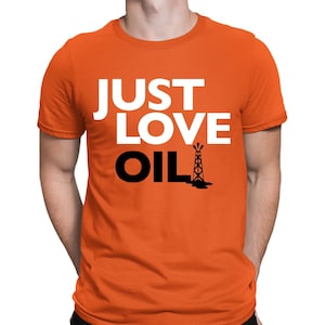 Può includere: Maglietta arancione con il testo "JUST LOVE OIL" in bianco e nero. Un'immagine nera di una piattaforma petrolifera è accanto al testo.