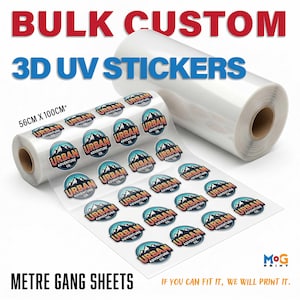 Peut inclure: Un rouleau d'autocollants 3D UV personnalisés en vrac mesurant 56cm x 100cm+. Les autocollants présentent un logo circulaire avec un graphique de montagne et le texte Urban Adventure Co. Le rouleau est blanc et transparent.