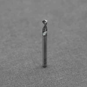 Può includere: Un trapano in argento con un design a spirale. Il trapano ha un diametro di 3,15 mm.