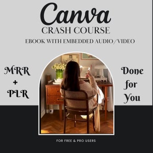 Puede incluir: Una mujer se sienta en un escritorio en una oficina en casa, trabajando en una computadora portátil. El texto en la imagen dice "Canva Crash Course Ebook with Embedded Audio/Video MRR + PLR Done for You For Free & Pro Users".