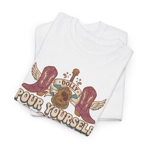 Camiseta con diseño de oso y la frase "Sírvete una taza de ambición" / Ilustración vintage motivacional de Dolly Parton imagen 17
