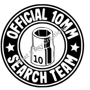 Puede incluir: Gráfico en blanco y negro de una llave de vaso de 10 mm. El texto "OFFICIAL 10MM SEARCH TEAM" está en un diseño circular alrededor del vaso. Dos estrellas están a cada lado del vaso.